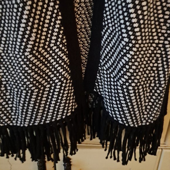 Chico's Patterned Fringe Sweater Vest Black White Women's Sz Small - Picture 8 of 11